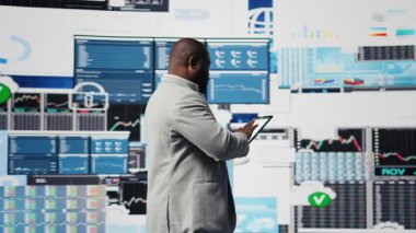 Dijital ortamda Afrikalı Amerikalı işadamı, kazanç ve performans için stratejik planlama analizi üzerinde çalışıyordu. Kavrayış ve fintech tahminleri. Kamera A.