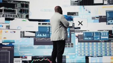 Girişim geliştirme için finans çizelgeleri ve analizleri analiz eden erkek işletme lideri, verimli yönetim kararları için performans modelleri. Yönetici büyük veri raporlarını inceliyor. Kamera A.