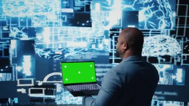 Genç girişimci, dijital veri görselleştirmesinde veri bilimi, otomasyon ve yapay zekayı keşfederek gelişmiş teknoloji ve yeşil ekran kullanıyor. Makine öğrenimi. Kamera A.