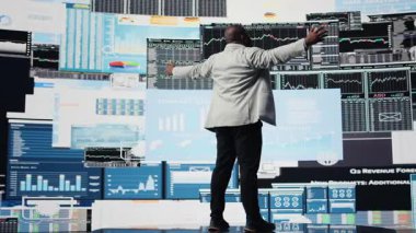 Siyahi yönetici, bilgi grafiklerini ve dijital araçlarla büyük verileri incelerken şirketin kârını artırmak için yeni bir strateji düşünüyor. Girişim geliştirme. Kamera A.