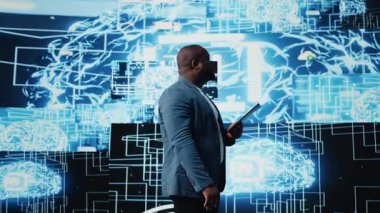 Yapay zeka veri görselleştirmesini ve nöral ağ platformlarını inceleyen genç siyah teknisyen, akıllı teknoloji siber uzay sistemleri. Makine öğrenme, bulut hesaplama ve Kamera A algoritmalarını inceler.