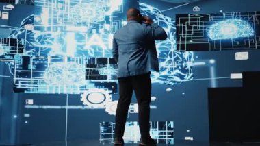 Afrika kökenli Amerikalı bilişim uzmanı, sinirsel ağlar ve otomasyon sistemleri aracılığıyla derin öğrenmeyi tartışmak için telefonuna cevap veriyor. Analiz bilimi için telefon hattında sohbet ediyoruz. Kamera A.