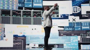 Siyahi konuşmacı vizyonu paylaşmak için iş sunumuna ev sahipliği yapıyor, kalkınma stratejisi ve uluslararası genişleme için fikirler sunuyor. Motivasyon konuşması. Kamera A.