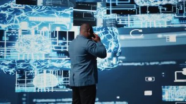 Yapay zekayı, makine öğrenme algoritmalarını ve sistemlerini, sinir ağlarını ve gelecekteki veri bilimini keşfeden siyah bilişim uzmanının yüksek teknoloji konsepti. Kamera A.