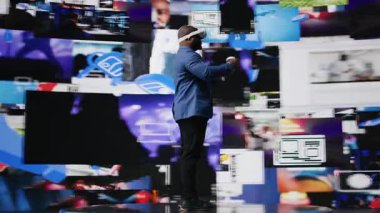 Afrika kökenli Amerikalı medya kullanıcısı, iletişim, ticaret ve çevrimiçi eğlenceyi temsil eden VR kulaklıkla görsel ortama daldı. Dijital aletlerle desteklenen sosyal ağlar. Kamera A.