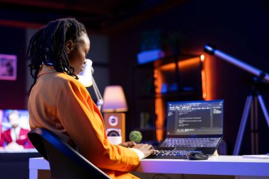 Ana ofiste, programlama dili kodu yazmak için dizüstü bilgisayar kullanarak serbest çalışan bir yönetici. Genç yazılım teknisyeni uygulama oluşturmak için dizüstü bilgisayar kullanıyor.