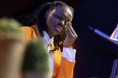 Ofisteki çalışanlar dizüstü bilgisayara bakarken göz yorgunluğu hissediyorlar, şirket projesi için fazla mesai yapıyorlar. Yorgun kız sıkıcı evrak işlerini bitiriyor, defterdeki görevleri çözüyor.