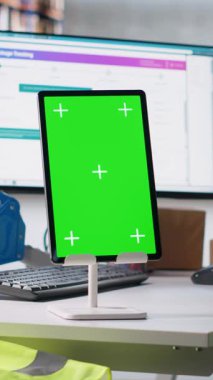 Dikey Video Boş Depo alanı, bilgisayar monitöründe yeşil ekran gösteriyor. Sipariş işleme ve e-ticaret kargo ürünleri taşıyorlar. Endüstriyel rafları ve rafları olan bir depo..