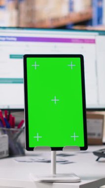 Dikey Video Deposu çalışanı yelek içinde nakliye yazılımı, ambalaj sistemleri ve envanter yönetim araçları teknolojisiyle fotokopi alanı görüntüsü kullanıyor. E-ticaret lojistiği. Kamera B.