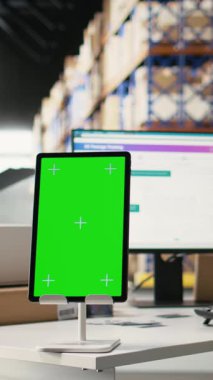 Dikey Video Deposu çalışanı yelek içinde nakliye yazılımı, ambalaj sistemleri ve envanter yönetim araçları teknolojisiyle fotokopi alanı görüntüsü kullanıyor. E-ticaret lojistiği. Kamera A.