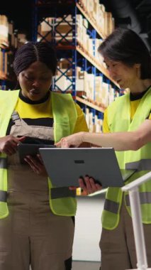 Yüksek çözünürlüklü çok ırklı dikey video ekibi perakende satış işlerini yönetiyor, büyük raflardan ürün taşıma işi yapıyor. İthalat ihracatını denetleyen meslektaşlar. Kamera A.