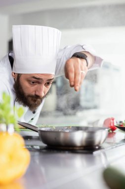 Aşçılık sanatı, bir şefin bir gurme yemeğinin üzerine maydanoz serpmesiyle dengeli bir gastronomi ve taze bitkiler serpiştirmesiyle kesindir. Mutfak tezgahı hammadde ve taze ürünlerle dolu..