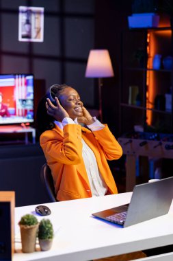 Neon ışıklı dairede mest olmuş bir genç boş zamanlarında müzik dinliyor, coşkulu hissediyor. Evde çok mutlu bir genç kız kulaklıklardan heyecan verici şarkılar duyuyor.