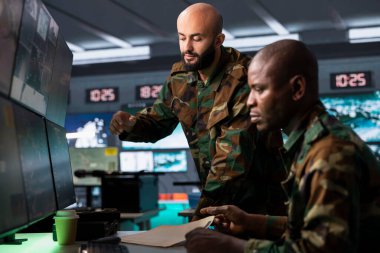 Askeri uçaklar için hava trafik kontrollerini yöneten ordu ajanları radar takibi kullanıyor. Askeri ajan ve meslektaşı uydu sisteminde düşman birimlerini takip ediyor.