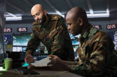 Saha birliklerinin stratejisini hazırlamak için savaş alanındaki keşif dosyalarını inceleyen ordu subaylarından oluşan bir ekip. İstihbarat teşkilatı meslektaşları görev dosyalarını okuyor, düşmanlar hakkında bilgi topluyorlar.