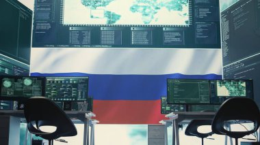Büyük ekranda Rus bayrağı olan boş devlet hackleme odası siber terör ve yanlış bilgilendirmeyi vurguluyor. Rus Federasyonu yanlış bilgilendirme kampanyalarını manipüle ediyor. Melez savaşı. Kamera B.