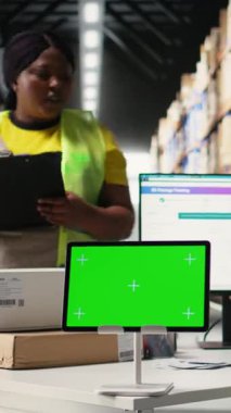 Dikey Video Asyalı çalışan, bilgisayar üzerinde izole edilmiş bir model ekran, tedarik zinciri sistemi ve paket izleme servisi için kullanılan bir iş yazılımı kullanır. Gerçek zamanlı sipariş tamamlama gösterimleri. Kamera A.