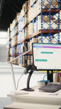 Dikey video boş büyük ölçekli depo endüstriyel raflardan kargo malları dağıtımı depolama, depolama odasında online alışveriş. Malzeme odası lojistik merkezinden acil teslimat..