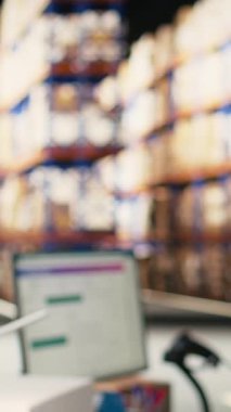 Dikey Videolu Asyalı çalışanlar paketlerdeki nakliye etiketlerini ve barkodları tarıyor, bir tarayıcı ile ruhsatı etiketliyor ve envanter takibiyle ilgileniyor. E-ticaret memnuniyet merkezi. Kamera A.