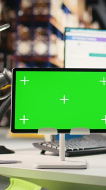 Dikey Video Boş Depo alanı, bilgisayar üzerinde izole edilmiş kroma anahtar görüntüsü, sipariş işleme ve e-ticaret kargo mallarının yönetimini gösteriyor. Raflarda raflar ve paketler olan bir depo..