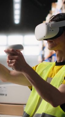 Dikey Video Personeli, yapay zeka, sipariş işleme ve envanter kontrollerini destekleyen 3 boyutlu simülasyon için VR kulaklık takıyor. Gerçek zamanlı sevkiyat paketi takip ediliyor. Kamera.