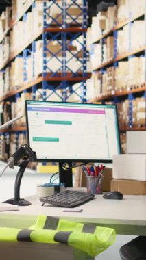 Vertical Video Boş e-ticaret deposu, malzeme odasından hızlı teslimatı sağlamak için yerel markadan gelen kargo ürünlerini kutularda taşımak için kullanılıyor. Tamamlama Merkezi.