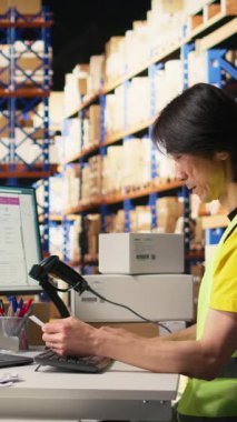 Dikey Video Personeli, sipariş işleme otomasyonu için yapay zeka tarafından oluşturulmuş bir yazılım kullanır, gelişmiş sinirsel ağlar ise dağıtım merkezindeki izleme yazılımına yardımcı olur. Depo rafları olan bir depo