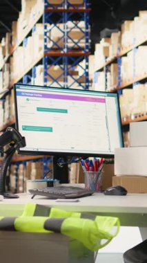 Dikey Video Boş profesyonel depo, depo deposundan ekspres teslimatı sağlamak için yerel küçük markalardan kargo malları taşımak için kullanılır. Malzeme odası.