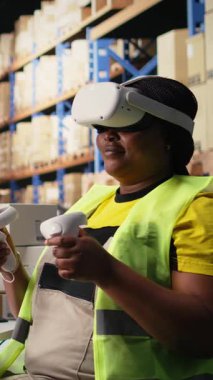 Sanal gerçeklik gözlüğü olan dikey Video Siyah kadın çalışan üç boyutlu simülasyon yoluyla siparişleri yerine getiriyor paket izleme yazılımında paket durumu. Yapay zeka envanter kontrolü