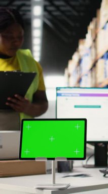 Dikey Video Afrikalı Amerikalı çalışan, bilgisayar üzerinde izole edilmiş bir ekran kullanıyor, tedarik zinciri sistemi ve paket izleme servisi için kullanılan bir iş yazılımı. Gerçek zamanlı tamamlama gösterimleri