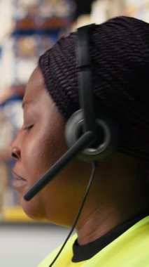 Vertical Video Çağrı Merkezi katibi yardım hattında online alışveriş lojistik merkezinde çalışıyor. Kargo sorunlarını çözen işçiler ve dağıtımda kaybolan paketler