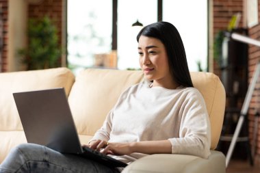 Kadın sanal asistan evde oturuyor, işverenin şirket projesi sunumunda çalışıyor. Dijital cihazda finansal verileri inceleyen serbest çalışan kadın, yatırımcılar toplantısına hazırlanıyor.