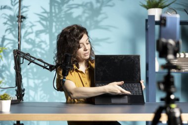 Teknoloji içeriği yaratıcısı yeni yayınlanan oyun dizüstü bilgisayarının görüntülerini kaydediyor, kutusunu açıyor ve hayran kitlesine geri bildirim veriyor. Çevrimiçi yıldız destekleyici destekli aygıt abonelere