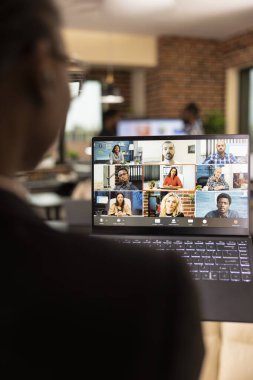 Uzaktan kumandalı meslektaşlarıyla video konferansında işbirliği yapan Afro-Amerikan profesyonel. Bilgisayarı kullanan siyahi kadın finans danışmanı, yeni başlayan şirket ekibiyle sanal bir toplantıya katılıyor..
