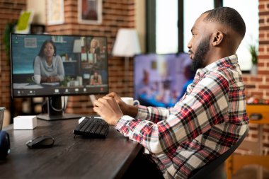 Çeşitli yatırımcı ve ortaklarla video görüşmesinde yenilikçi bir başlangıç planı sunan işadamı. Telekonferans toplantısında girişimci, çok ırklı profesyonellerle iletişim kuruyor.