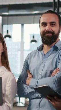 Mutlu takım çalışmalarının dikey video portresi kod yazan, makine öğrenme API 'leri geliştiren mühendisler. Gülümseyen bilişim uzmanlarından oluşan bir ekip yapay zeka ve kamera kullanarak yazılımda sorun yaratıyor.