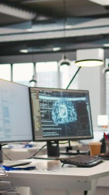 Başlangıç ofis masasında suni zeka programlama dillerini gösteren dikey video ekranı. Yapay zeka öğrenme kod denemesi ve kalite güvencesi için kullanılan şirket çalışma alanındaki bilgisayar