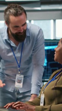 Dikey videolu neşeli iş arkadaşları iş molasında eğleniyor, bağlanıyor, pozitif ofis kültürü kavramını uyguluyor. Kodu optimize etmek için yapay zekayı kullanırken iş arkadaşları şakacı tartışmalar yapıyorlar