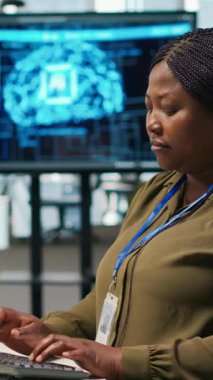 PC 'de sinirsel ağ API' leri geliştiren dikey video kadın teknisyeni kod yazıyor. Sistem yöneticisi yapay zeka teknolojisiyle yazılım hatalarını gidermek için bilgisayar kullanıyor