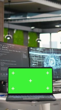 Boş AI başlangıç ofisinde uygulamaları inşa etmek için kullanılan programlama dillerini gösteren dikey video izole edilmiş ekran dizüstü bilgisayar. Yazılım geliştirmede derin öğrenme kodlarını gösteren Chroma anahtar defteri