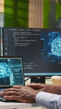 Ofisteki dikey video yönetimi, AI makinesinin birden fazla aygıt üzerinden görevleri çalıştırmayı öğrenmesine ve ekranlardaki ilerlemeyi izlemesine dayanıyor. IT uzmanı yapay zeka geliştirmek için sinirsel ağlar kullanıyor.