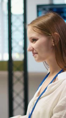 Dikey video genç bayan programcı kod yazmak için bilgisayar kullanıyor, makine öğrenme API 'leri geliştiriyor. Yapay zeka ve kamera kullanan küçük geliştirici yazılım hataları ve hataları