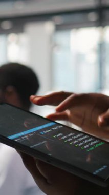 Yapay zeka kullanan programcının performansı ve tahminleri optimize etmek için tablet üzerindeki dikey videosunu kapat. Ofis eğitim makinesindeki sistem yöneticisi aygıt, kamera A kullanarak modelleri öğreniyor.