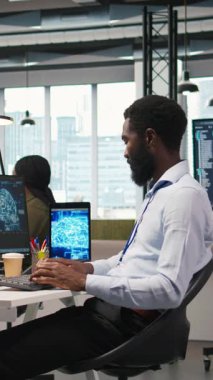 Ofisteki dikey video yönetimi, AI makinesinin birden fazla aygıt üzerinden görevleri çalıştırmayı öğrenmesine ve ekranlardaki ilerlemeyi izlemesine dayanıyor. IT uzmanı yapay zeka geliştirmek için sinirsel ağlar kullanıyor.