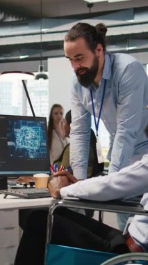 Belden aşağısı felçli yazma kodu olan ve derin öğrenme API 'leri geliştiren dikey video yöneticisi geliştiricisi. Tekerlekli sandalyede sorun çıkaran yazılım hataları üzerine IT uzmanı tarafından yapılan denetleyici denetimi