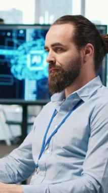 Dikey video programcısı üretken yapay zeka makinesini test ediyor algoritmaları öğreniyor ve iş yerinde müzik dinliyor. Kulaklık takan bilişim uzmanı yapay zeka ile verimliliği ölçeklendiriyor.