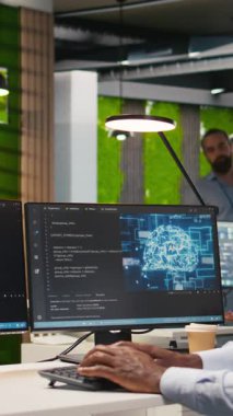 Dikey video yazılım geliştiricisi PC 'de kod yazıyor, derin öğrenim API' leri geliştiriyor. Bilişim uzmanı, yapay zeka teknolojisi ve kamera A ile yazılım hatalarını gidermek için bilgisayar kullanıyor.