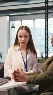 İş yerinde stajyer doktorlara yardım eden, bilgece tavsiyeler veren dost canlısı, dikey video danışmanı. Masadaki empatik yönetici bitkin düşmüş işçiyi dinliyor, motivasyon veriyor.