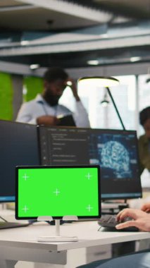 Dikey video teknisyeni krom anahtar tablet kullanarak uygulama geliştiriyor, yapay zekayı ofis arkadaşlarının yanına entegre ediyor. Yalıtılmış ekran aygıtı ve kamera A ile gelişmiş bilişim uzmanı hata ayıklama uygulamaları