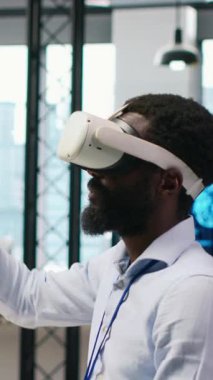 Sanal gerçeklik teknolojisi kullanan dikey video yönetimi, yapay zeka senaryoları ile tekrarlanan görevleri otomatik hale getiriyor. İşçi VR kulaklık takıyor. Yapay zeka kullanarak uzun metrajlı uygulamayı hızlandırıyor. Kamera A.